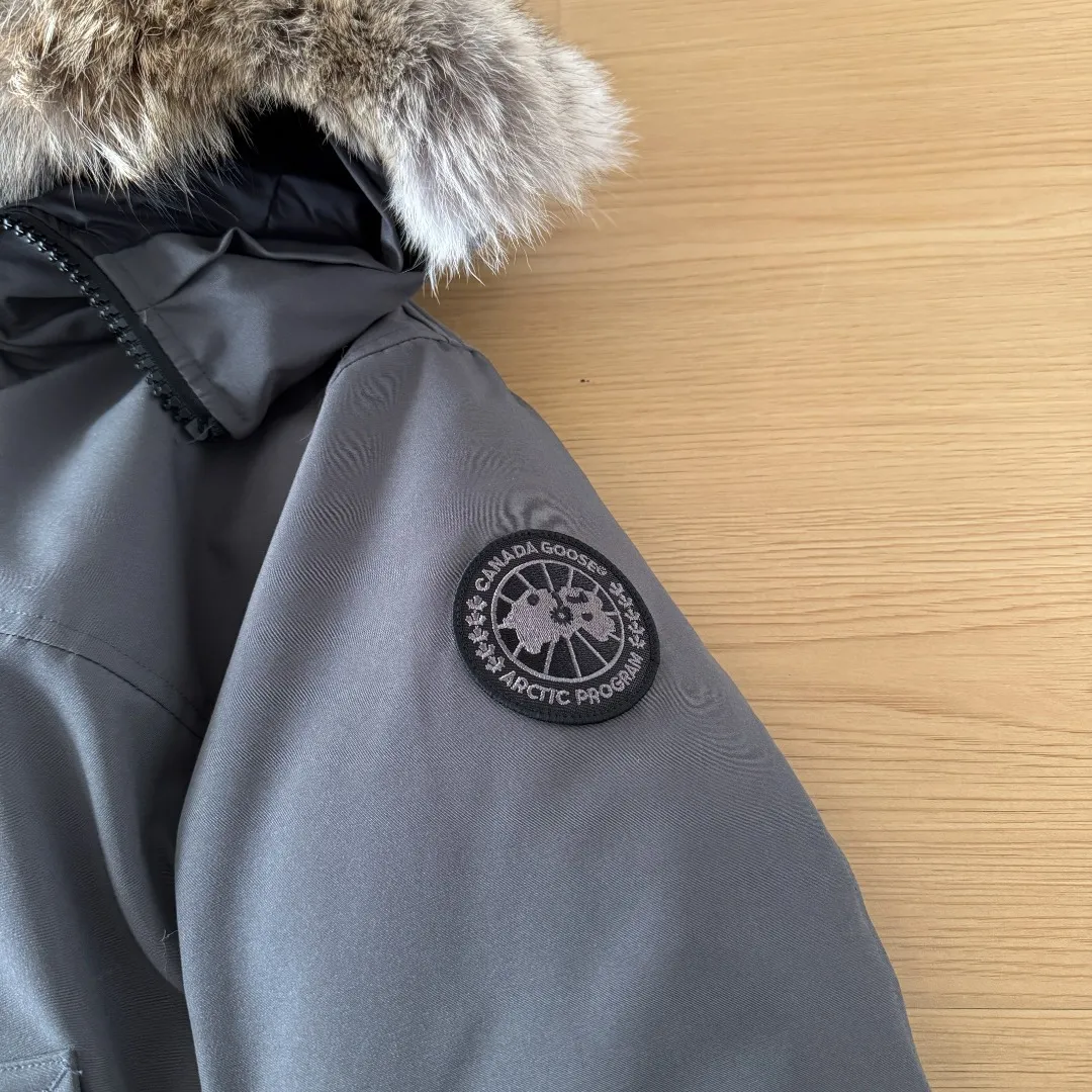 Style number: Y 87 Canada Goose 13 down jackets, timeless Classic, same style for men and women, mid-length windbreaker jacket. Canada Goose technology waterproof fabric is wind and cold resistant and extremely warm! Plush heat storage keeps you warm and warms you up quickly! Extra large fur collar design, fine fur, smooth to the touch, comfortable and skin-friendly! Double windproof cuffs to prevent cold wind from entering! The pockets have a flap zipper design and the upper pocket is a diagonal pocket, which is convenient and practical! Canada Goose’s popularity in the past two years has greatly surpassed that of the king of down jackets, the Meng Mouth, and it is the hottest item in autumn and winter on INS! Same Style for men and women, Canada Goose Classic style! Color: Black Black Label Black Red Label Cream White Gray Black Label Gray Red Label Navy Blue Sizes: XS S M L XL XXL